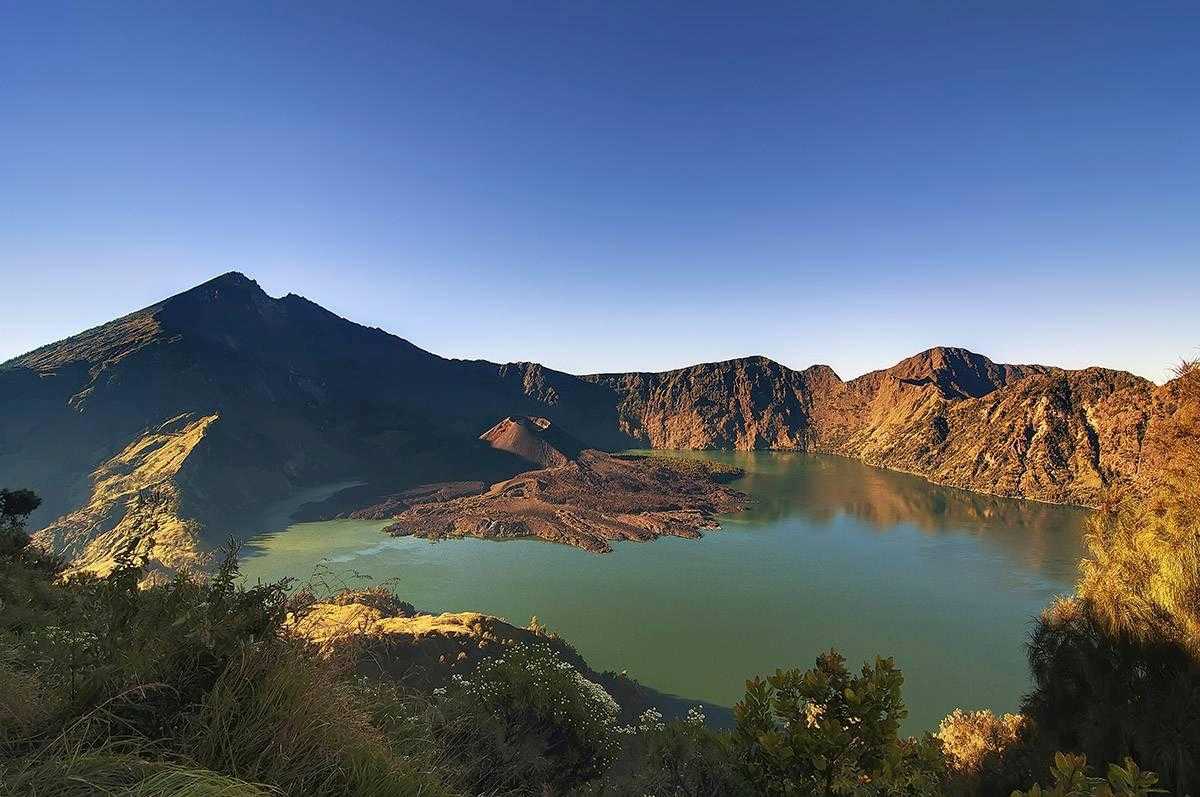 Gunung Rinjani dengan ketinggian 3.716 meter telah menjadi ikon wisata Lombok sejak dulu.  